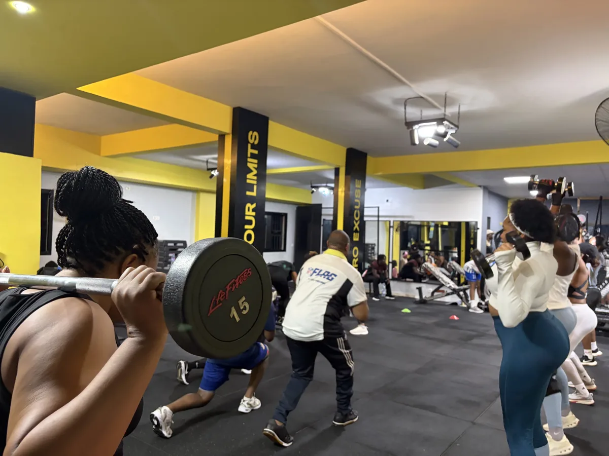 Rameur haut de gamme aux accents jaunes dans une salle sombre.